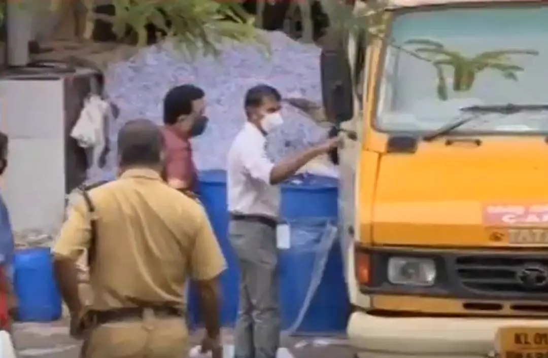 സി-ആപ്റ്റ് വാഹനങ്ങള് പരിശോധിക്കുന്നു | Screengrab: Mathrubhumi News