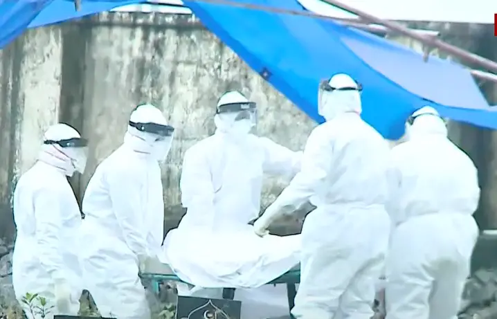 Body of the boy being cremated by following safety protocols | Photo: Mathrubhumi News Screengrab