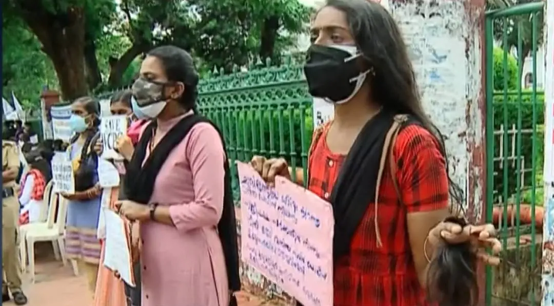 The protest by PSC rank holders in front of secretariat | Screengrab | Mathrubhumi News