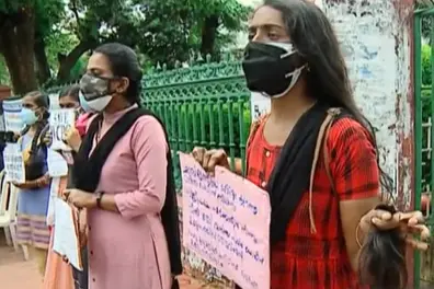 No extension: PSC rank holders protest by cutting hair in front of secretariat