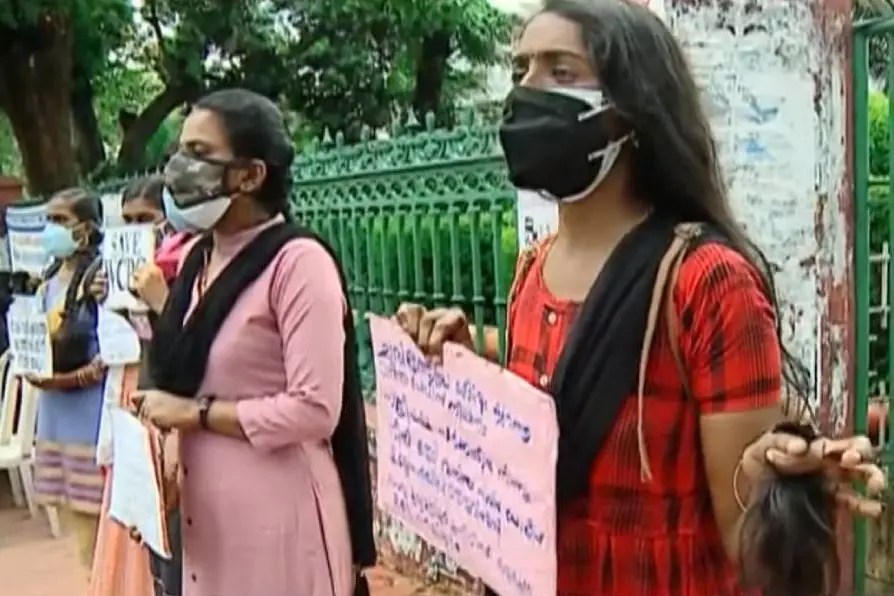 No extension: PSC rank holders protest by cutting hair in front of secretariat