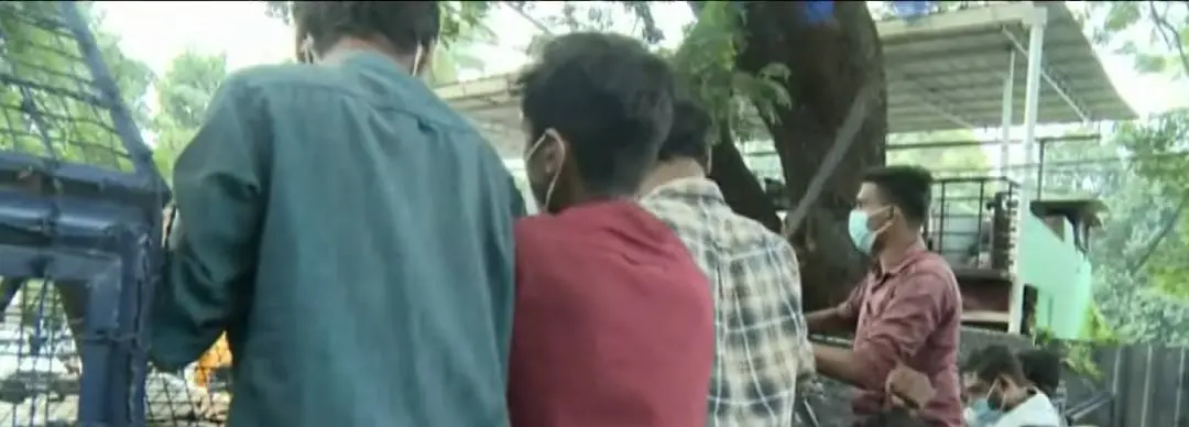 ബാരിക്കേഡിന് മുകളില് കയറി പ്രതിഷേധിക്കുന്ന കെ.എസ്.യു പ്രവര്ത്തകര് | Photo- screen grab: മാതൃഭൂമി ന്യൂസ്