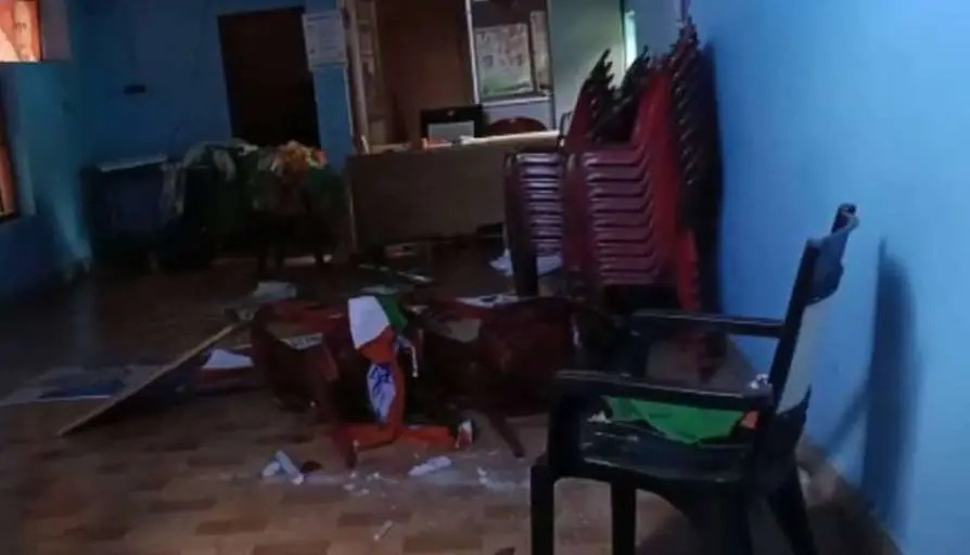 കോഴിക്കോട് കക്കോടിയില് കഴിഞ്ഞ ദിവസം തകര്ക്കപ്പെട്ട കോണ്ഗ്രസ് ഓഫീസിലെ ഫര്ണിച്ചറുകള്