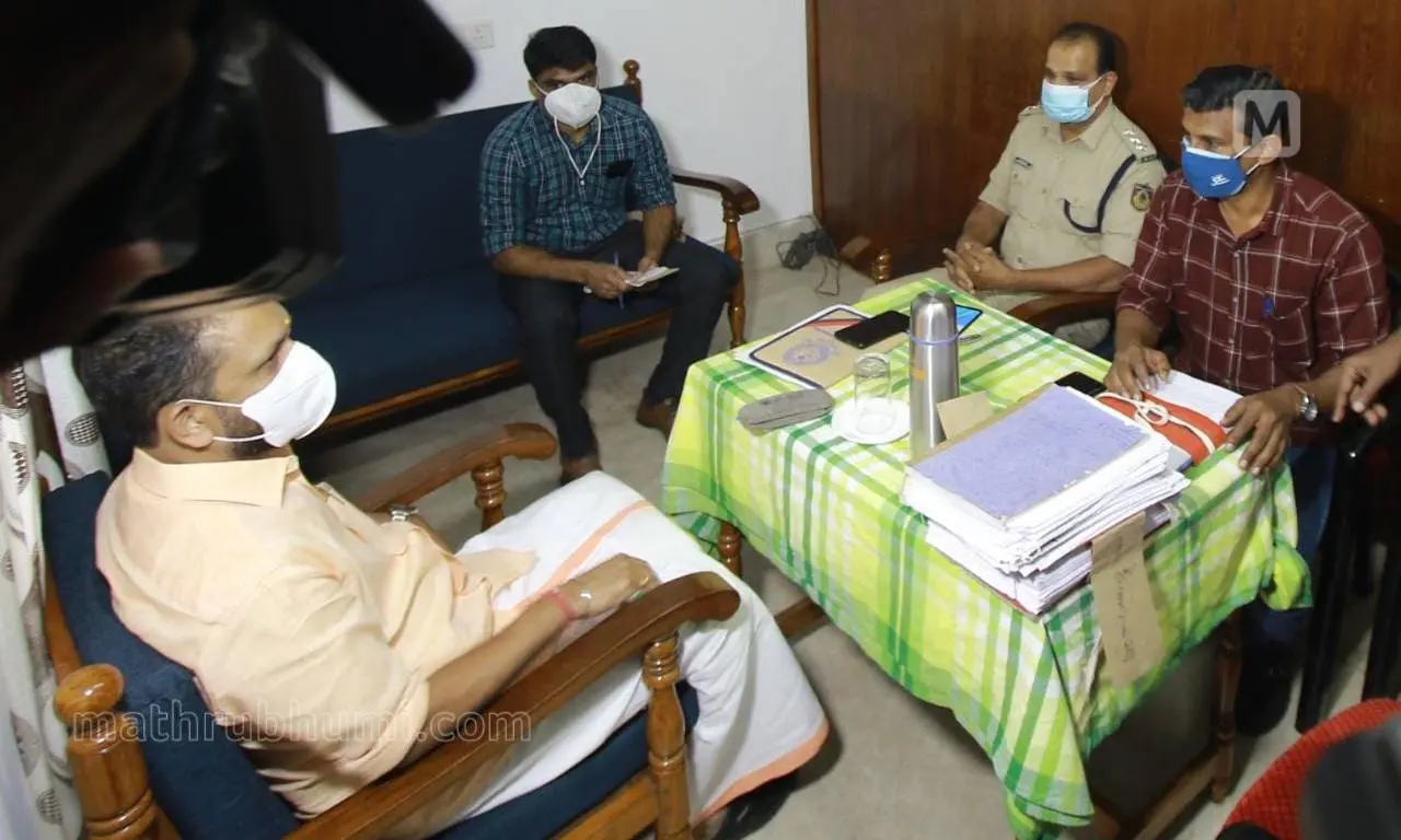 BJP state president K Surendran being questioned by Crime Branch DYSP Satheesh Kumar | Photo: Ramanath Pai