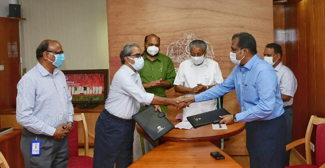 KINFRA MD Santhosh Koshy Thomas and TCS Kerala Vice-President Dinesh P Thambi shakes hand after signing the MoU. Chief minister Pinarayi Vijayan and industries minister P Rajeeve are also present. | Photo: Twitter|vijayanpinarayi