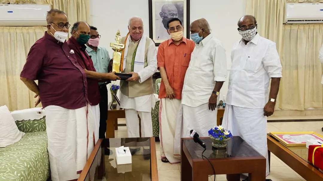 Kerala Governor Arif Mohammed Khan presenting the Vayalar award to poet Ezhacherry Ramachandran