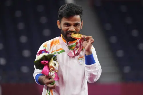 Krishna Nagar poses for photos after receiving a gold medal | Photo: AP
