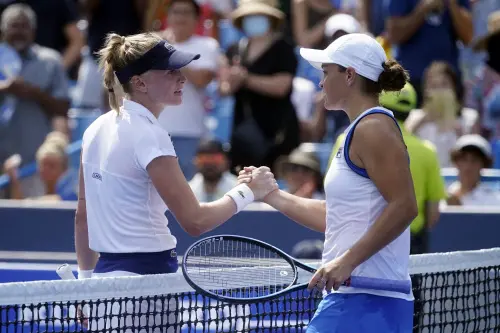 Ashleigh Barty (R)  shakes hands with Jil Teichmann I Photo: AP