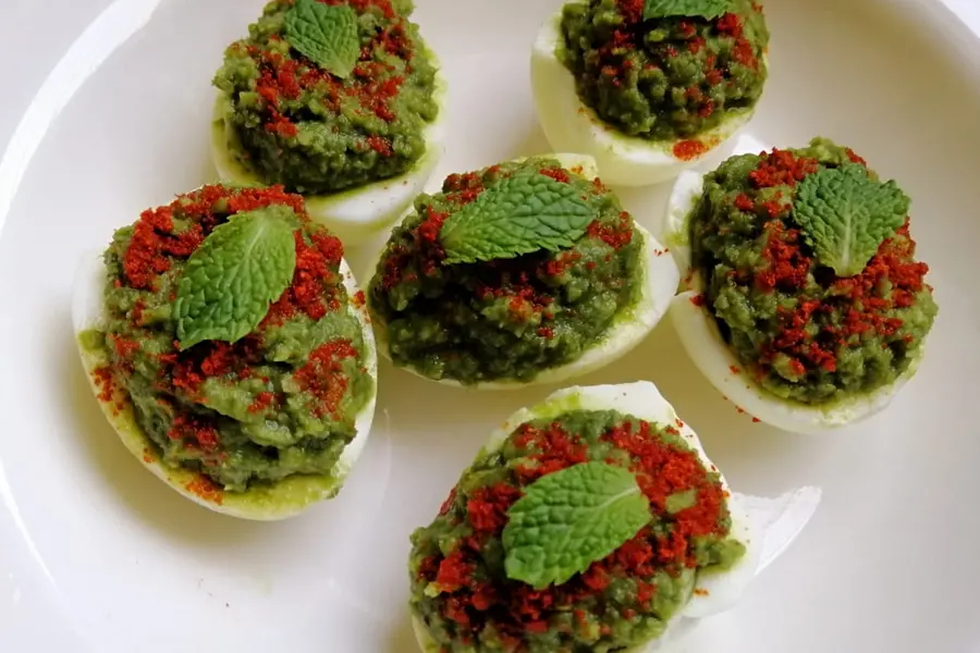 Boiled Egg with green chutney just in 2 minutes