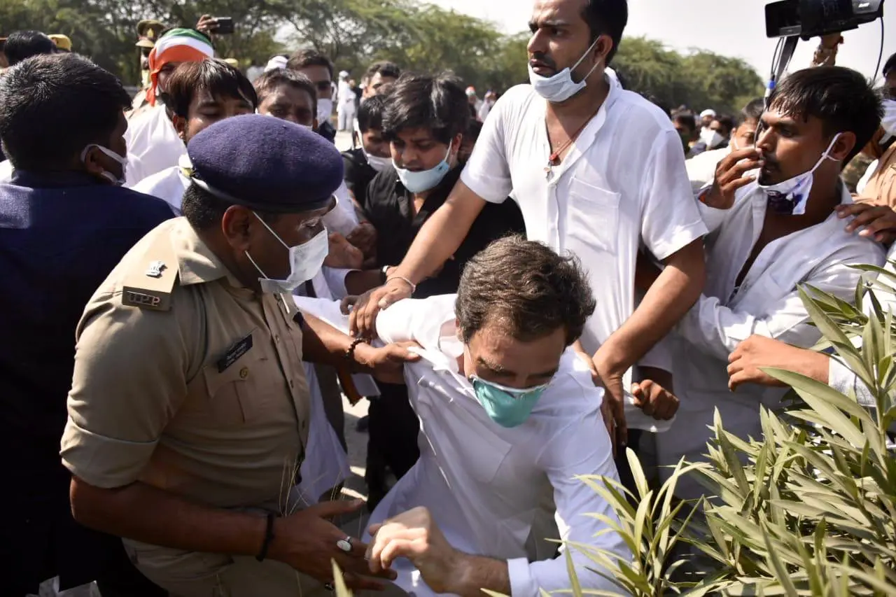 Police detaining Rahul Gandhi | Twitter|@INCIndia