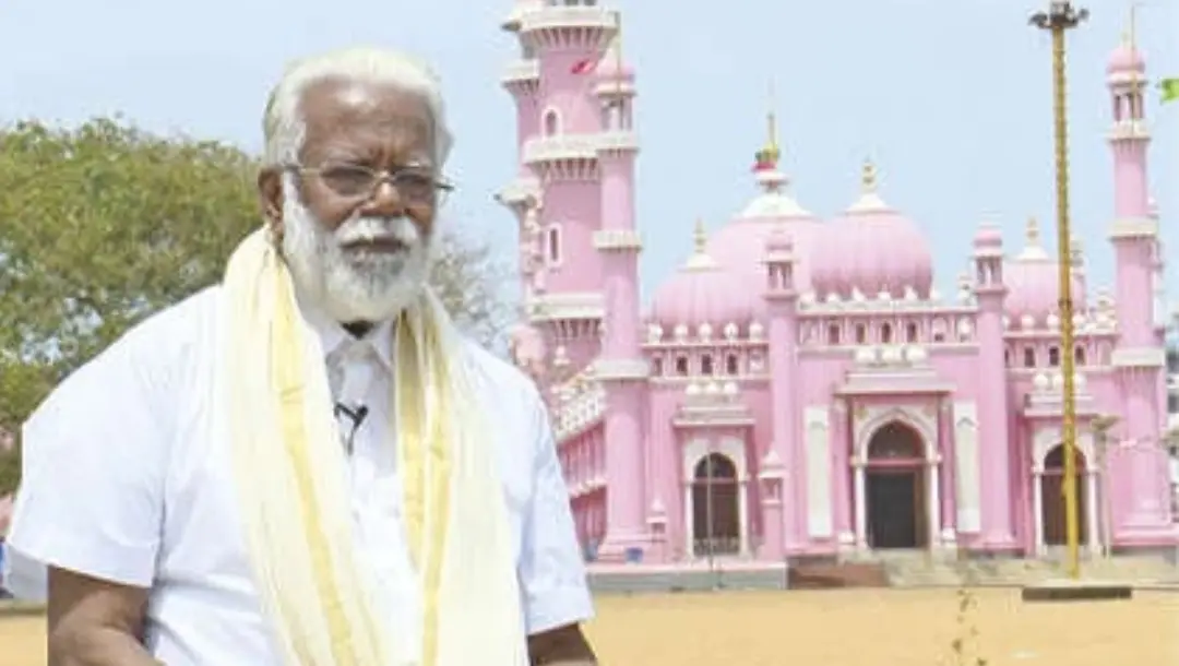 Gopalakrishnan in front of Beema Pally Juma Masjid