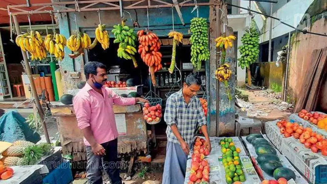 Vamadevan and son Baiju in their fruit stall in Karunagappalli | Photo: Mathrubhumi