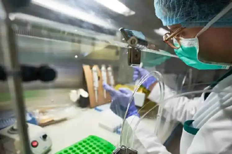 Chinese scientist at center of virus controversy denies lab leak theory