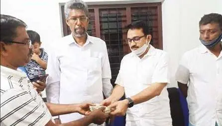 Abdumon and siblings hand over money to KMCC leaders