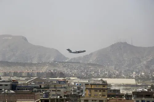 U.S military aircraft takes off in Kabul I Photo: AP