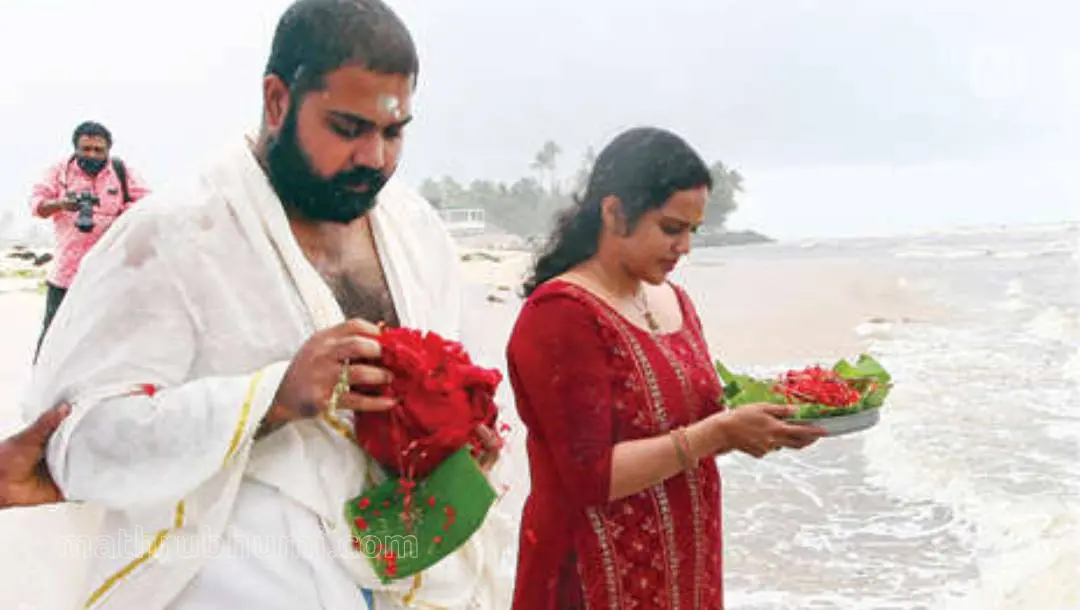 Dr Arun and sister Dr Anjana performing the last rituals for KR Gouri Amma | Photo: C Biju