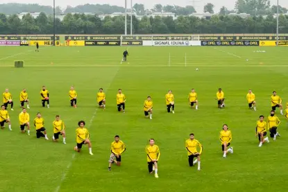 Dortmund stars show support for Floyd, 'take a knee' in training