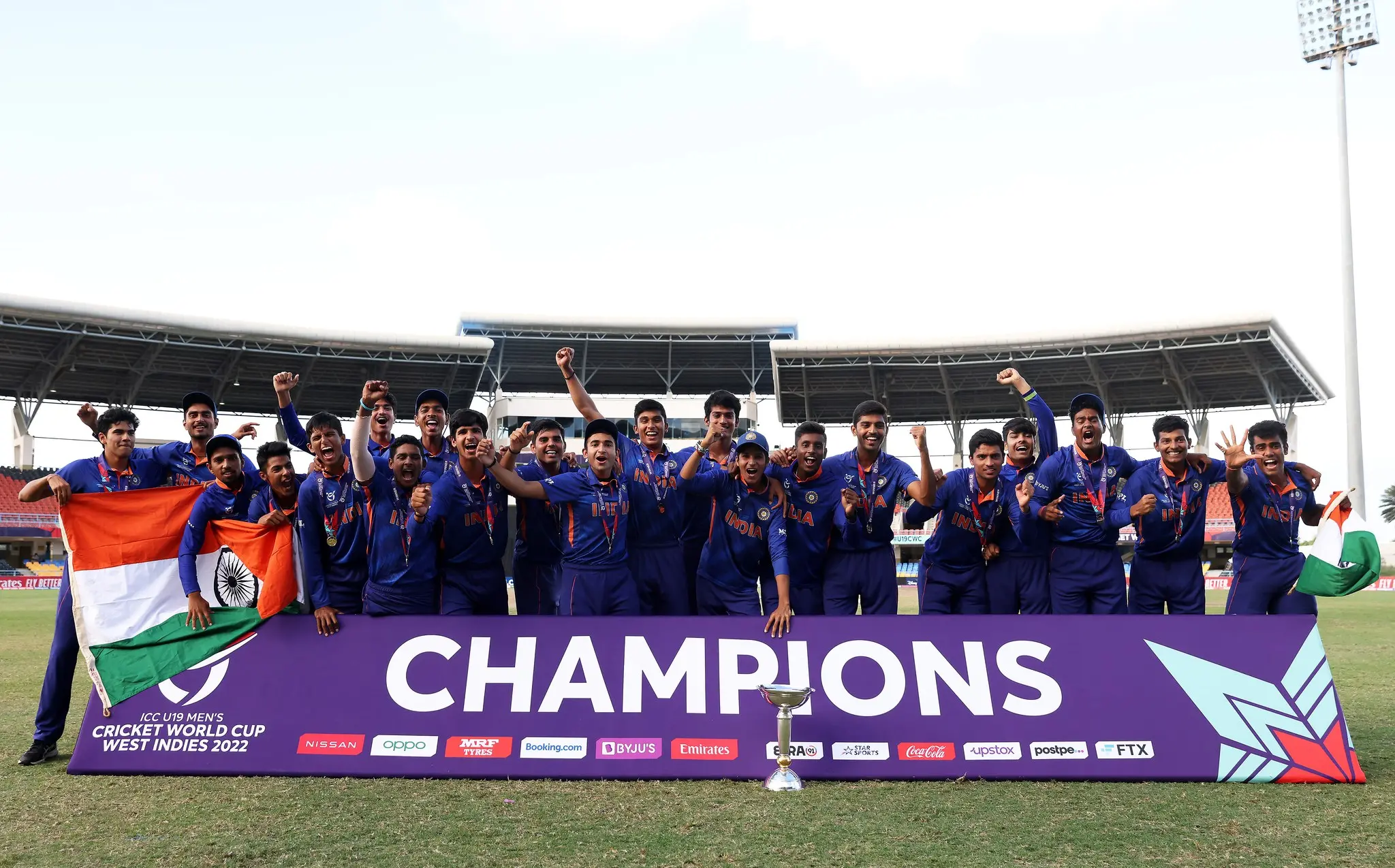 ചാമ്പ്യന്മാരായ ഇന്ത്യന് ടീം കപ്പുമായി | photo: ICC