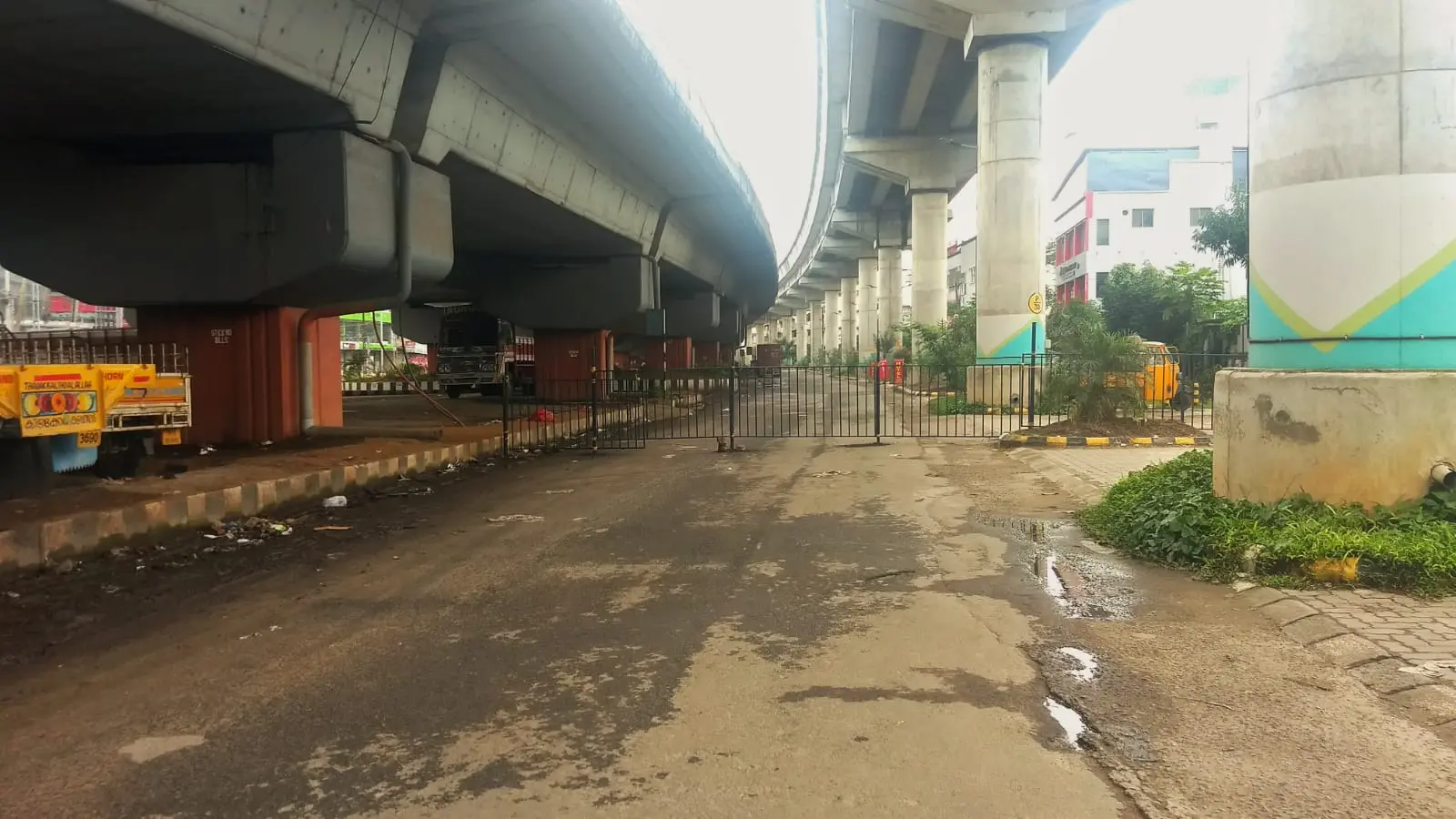 ആലുവയിൽ കണ്ടെയ്ൻമെന്റ് സോൺ ബാരിക്കേഡ് വെച്ച് വേർതിരിച്ചിരിക്കുന്നു.