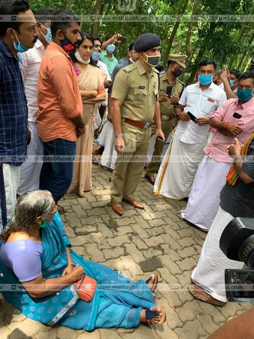 Relatives and locals blocking ambulance carrying Anju's body after post-mortem (Photo; G Sivaprasad)