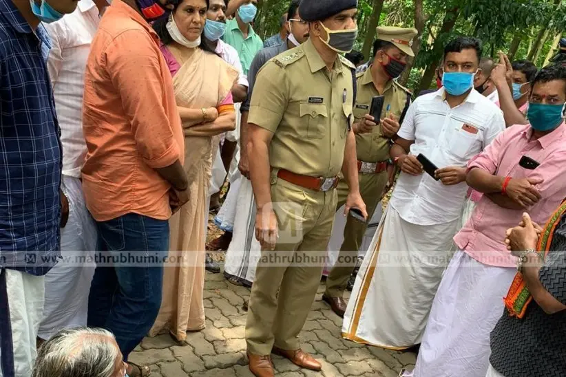 Girl's suicide over exam cheating allegation: Relatives protest on road with body