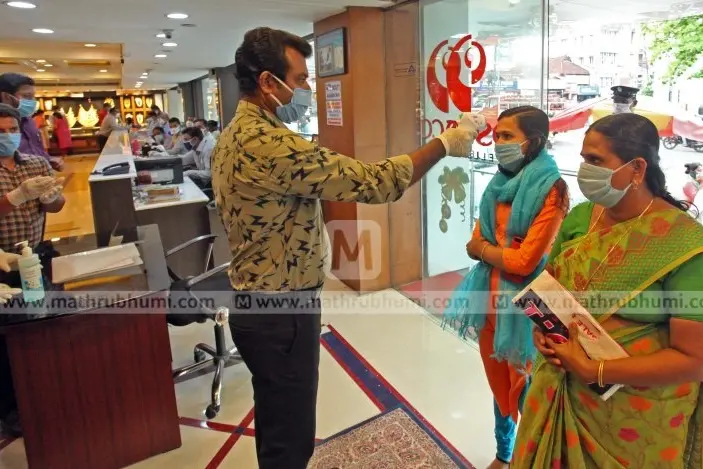 Heavy rush in jewelleries to buy gold amid lockdown
