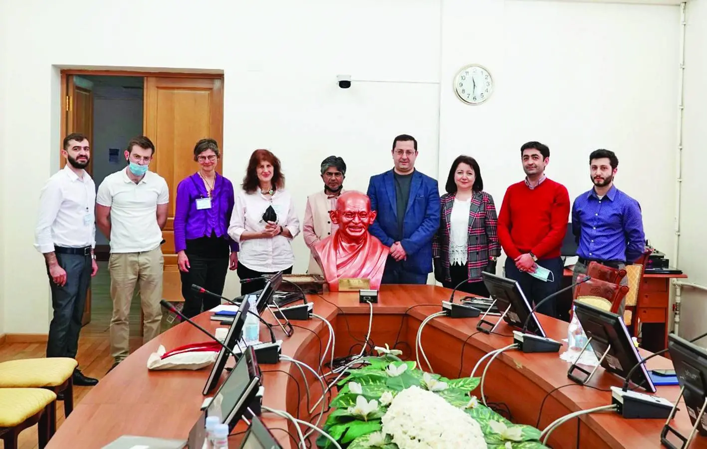 Armenian parliament members receiving Gandhi statue