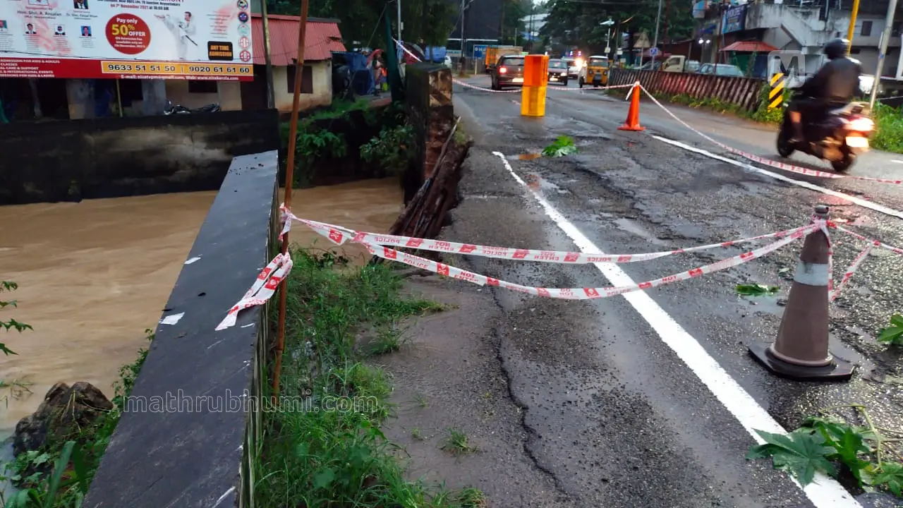 Sidewall of Maruthoor bridge at Koottappana in Neyyattinkara collapsed | Photo: Praveen Das M | Mathrubhumi
