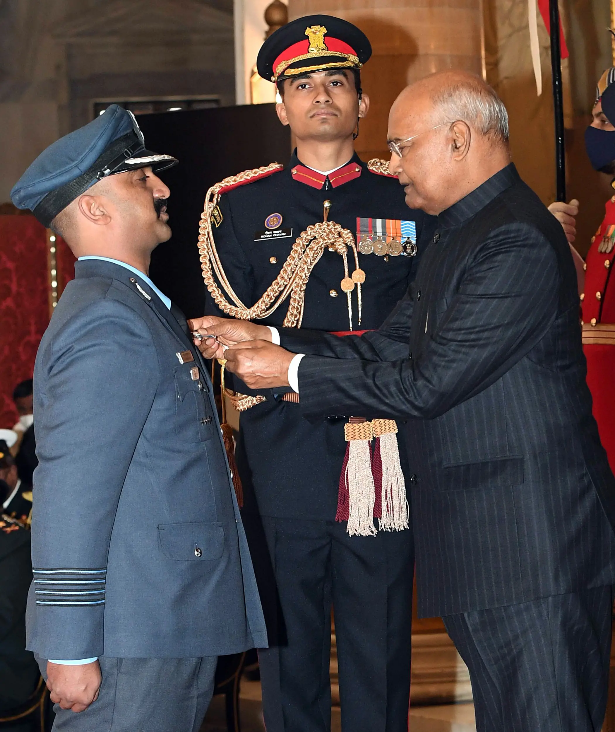 President Ram Nath Kovind presents Vir Chakra to Wing Commander (now Group Captain) Varthaman Abhinandan| Photo: ANI