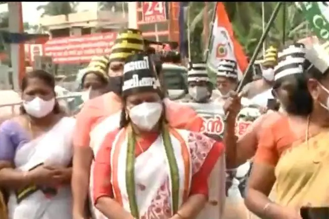 Mahila Congress conducts march to Maradu police station demanding action against Joju George