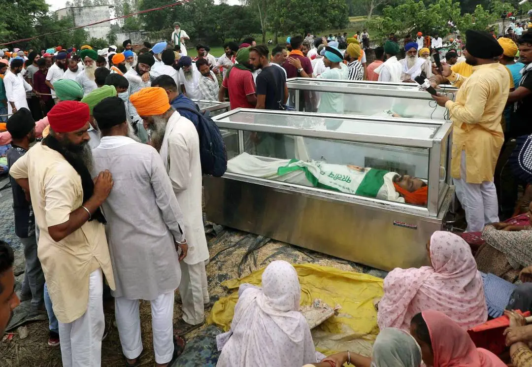 Farmers protesting carrying bodies of victims | File photo: ANI