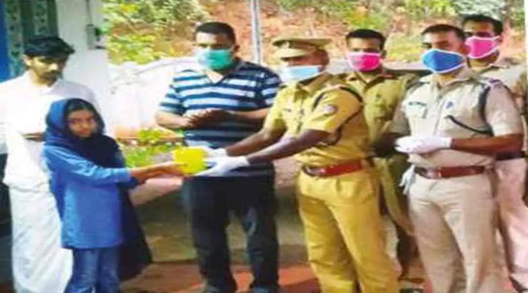 Henna Sara giving her earrings and savings to police to donate to CMDRF