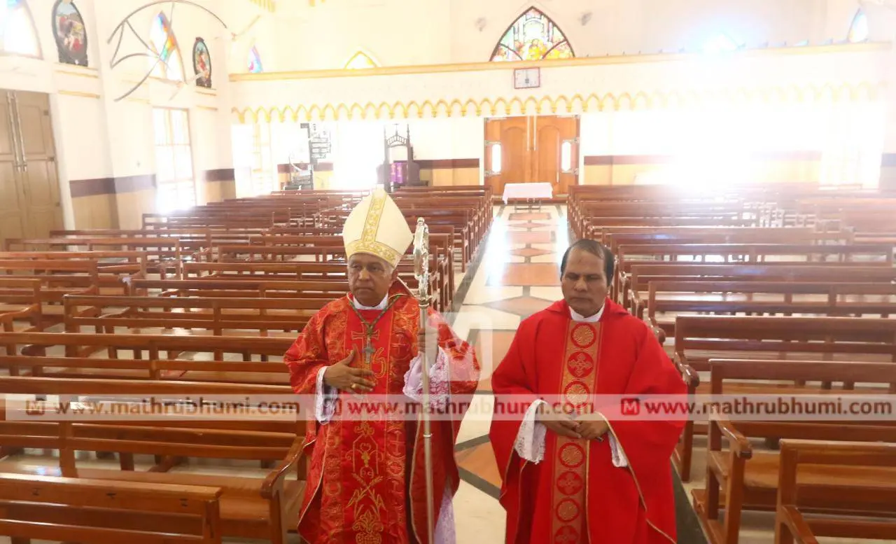 Kannur archbishop Dr Alex Vadakkumthala and cathedral vicar Clamant Lenchan performs holy sacrifice at Holy Trinity cathedral in Kannur on the occasion of Palm Sunday. Photo: Ridhin Dhamu