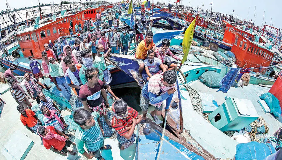 Migrant fishermen in boats at Puthiyappa harbour. (Photo: Sajan V Nambiar)