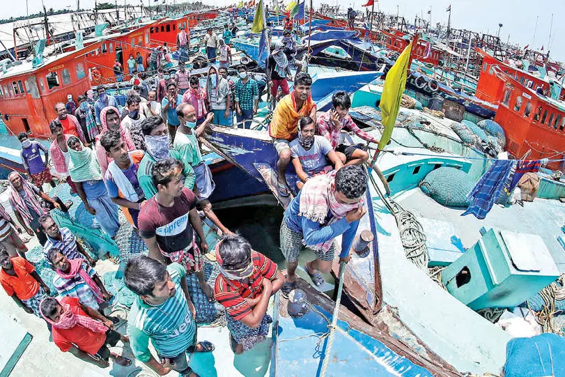 About 400 migrant fishermen marooned in harbour in Kozhikode