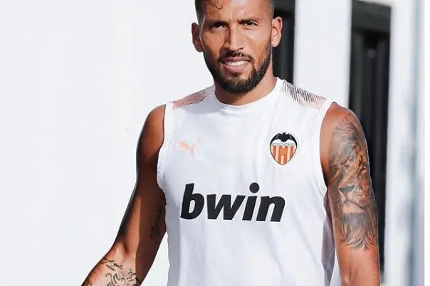 Valencia’s Argentine defender Ezequiel Garay tests positive for COVID-19