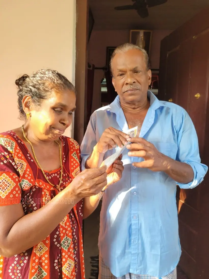 ക്രിസ്മസ് - പുതുവത്സര ബമ്പർ ഒന്നാം സമ്മാനം നേടിയ കോട്ടയം കുടയംപടി സ്വദേശി സദാനന്ദനും ഭാര്യ രാജമ്മയും | ഫോട്ടോ: ജി. ശിവപ്രസാദ് /മാതൃഭൂമി