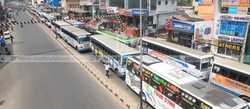 കെ.എസ്.ആർ.ടി.സി.ജീവനക്കാരനെ പോലീസ് കൈയേറ്റം ചെയ്തുവെന്നാരോപിച്ചുകൊണ്ടു ജീവനക്കാർ നടത്തിയ മിന്നൽ പണിമുടക്കിന്റെ ഭാഗമായി തിരുവനന്തപുരത്ത്‌ ബസ്സുകൾ റോഡിൽ നിർത്തിയിട്ടു പ്രതിഷേധിച്ചപ്പോൾ.  ഫോട്ടോ: ജി. ബിനുലാൽ.