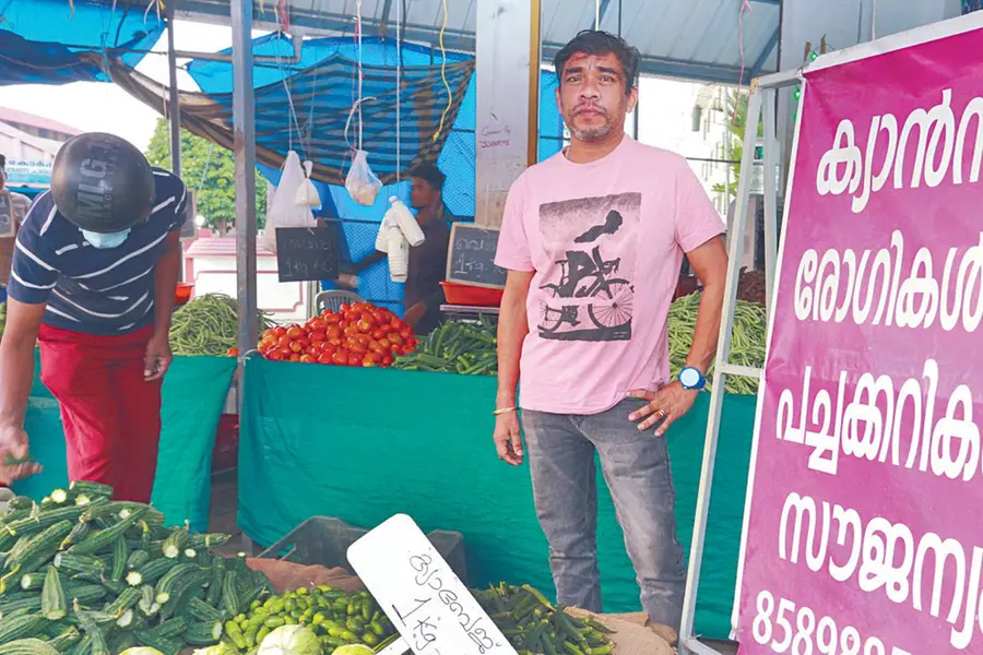 Aluva merchant distributes vegetables for free to cancer patients