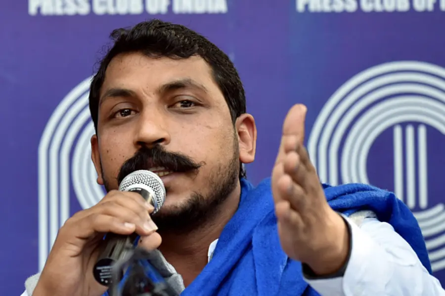 സ്വയം പ്രതിരോധിച്ചോളാം, ദളിതര്ക്ക് ആയുധം കൈവശം വെക്കാന് അനുമതി നല്കണമെന്ന് ചന്ദ്രശേഖര് ആസാദ്