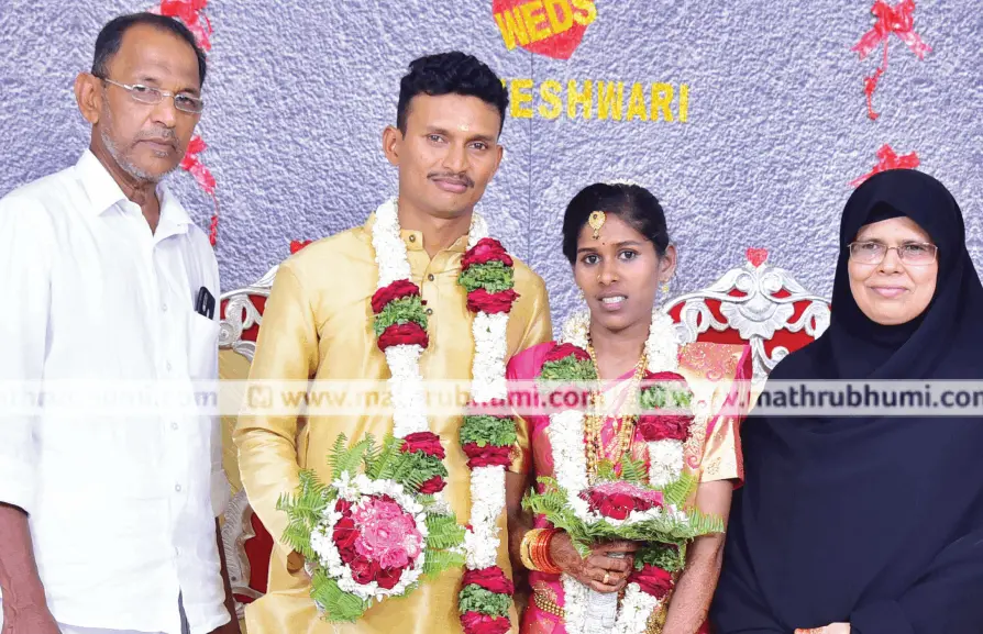 Newlywed Rajeshwari and Vishnu with Abdulla and Khadeeja