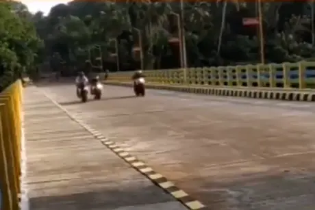 2 younsters injured while performing bike stunts for TikTok in Kollam
