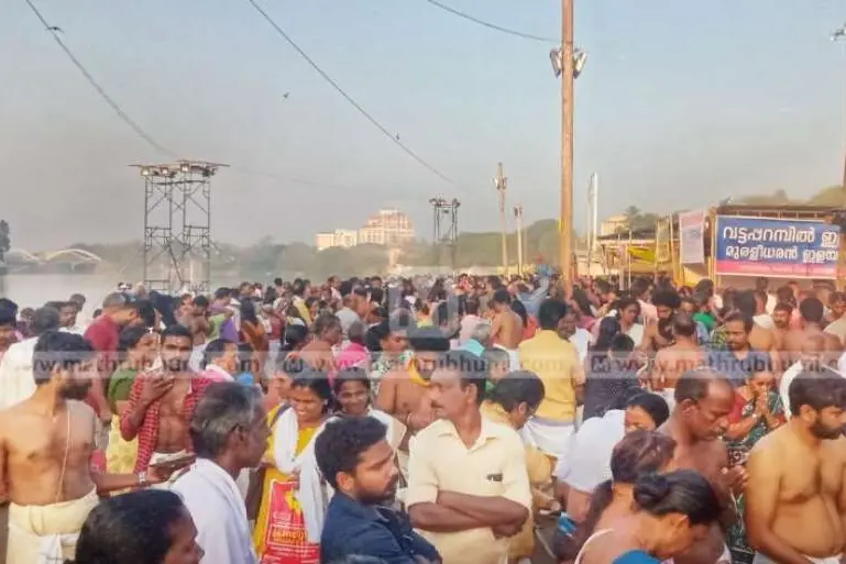 Thousands offer Bali Tharpanam at Aluva Mannapuram