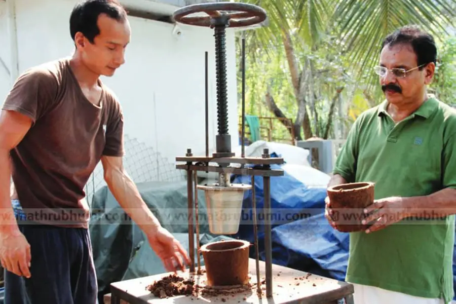 Organic pots provide alternatives for plastic bags to plant saplings
