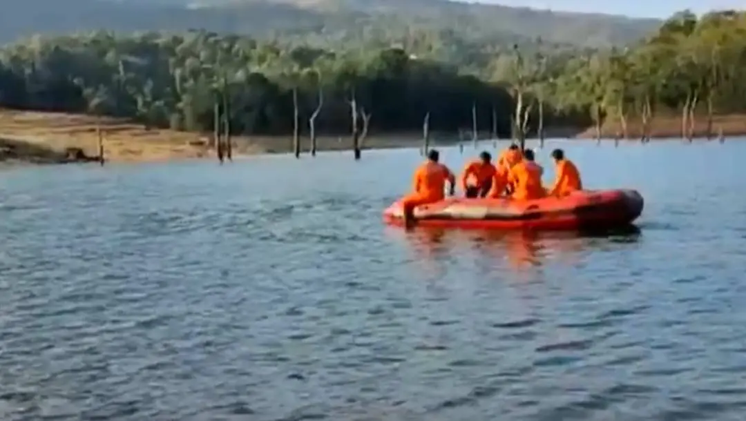 Fire and rescue officials conducting search for Rasheed| Photo: Screengrab from Mathrubhumi News