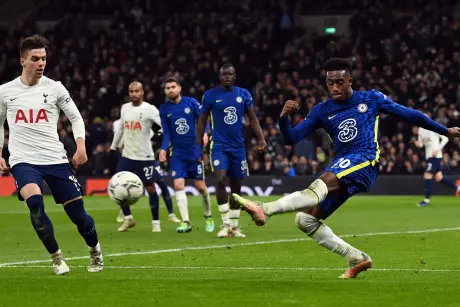 Chelsea finishes job against Spurs to reach League Cup final