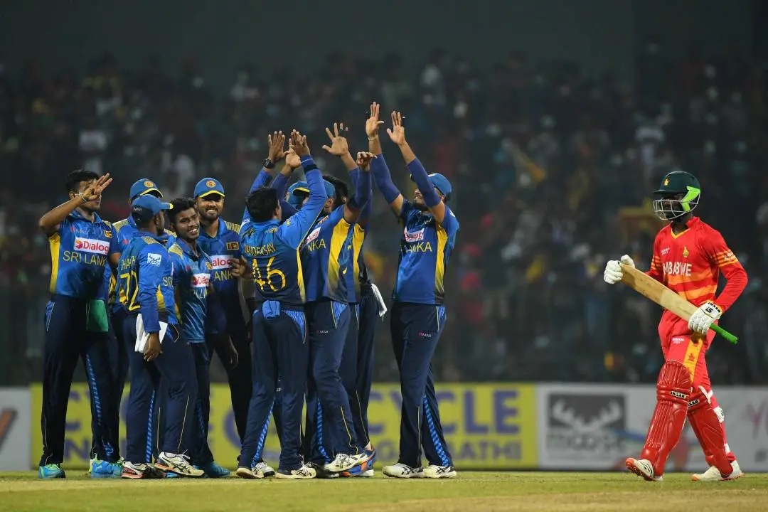 Sri Lanka's Jeffrey Vandersay (C) celebrates with teammates after taking the wicket of Zimbabwe's Takudzwanashe Kaitano (R) during the third and final one-day international (ODI) cricket match. Photo: AFP