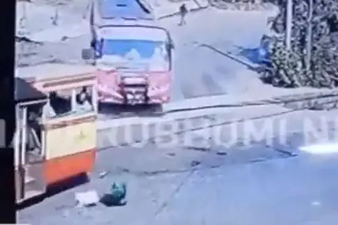 കെഎസ്ആര്‍ടിസി ബസില്‍ നിന്ന് തെറിച്ചുവീണ് യുവതിക്ക് പരിക്ക്