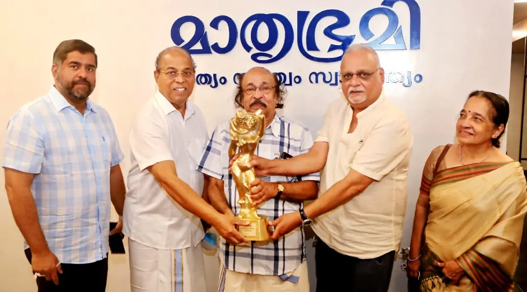 Mathrubhumi Managing Director M V Shreyams Kumar presents the award to K Satchidanandan in the function held at Mathrubhumi Head Office in Kozhikode. Mathrubhumi Chairman and Managing Editor P V Chandran presented the cash prize and citation.