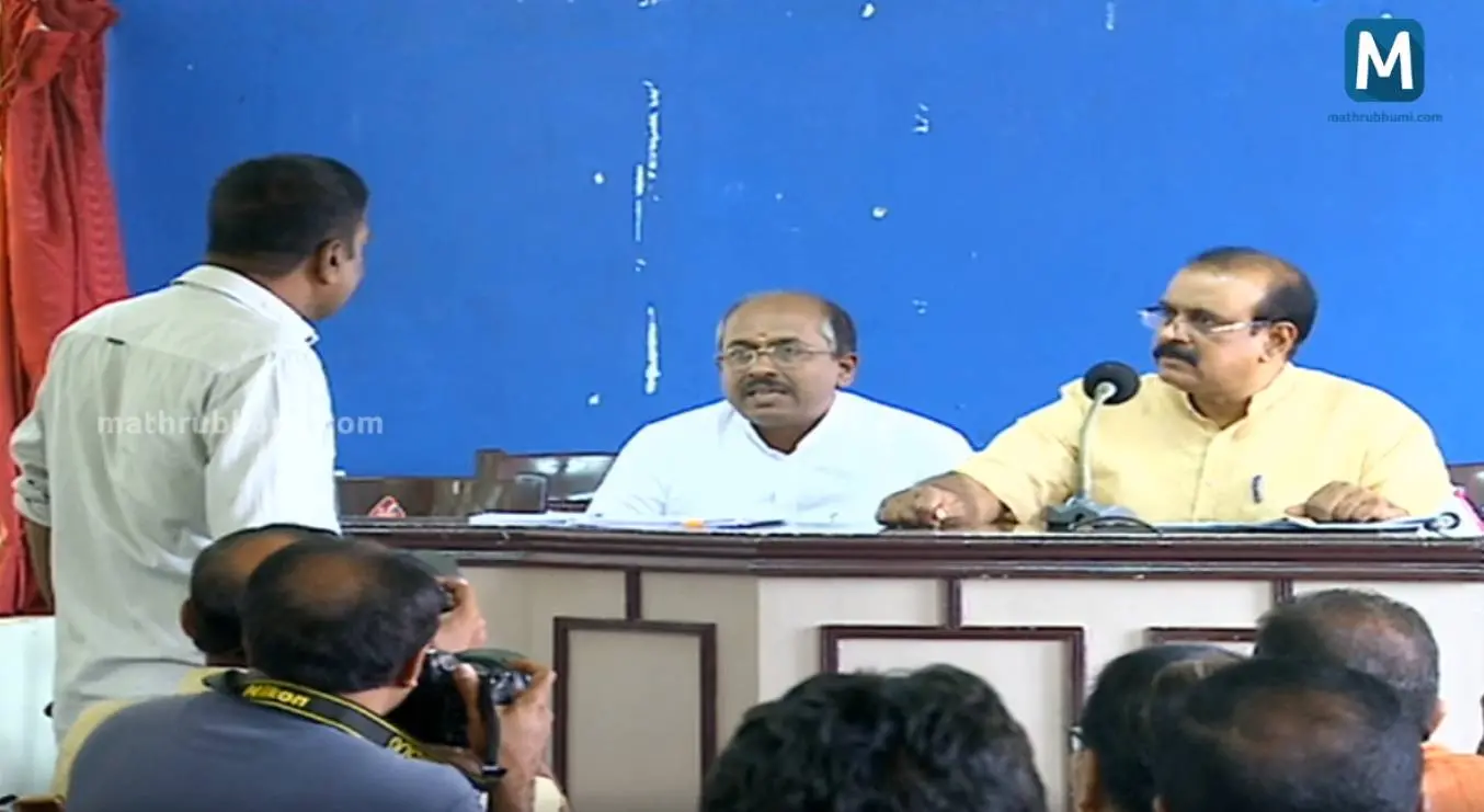 സെന്കുമാര് മാധ്യമപ്രവര്ത്തകനോട് കയര്ത്ത് സംസാരിക്കുന്നു.